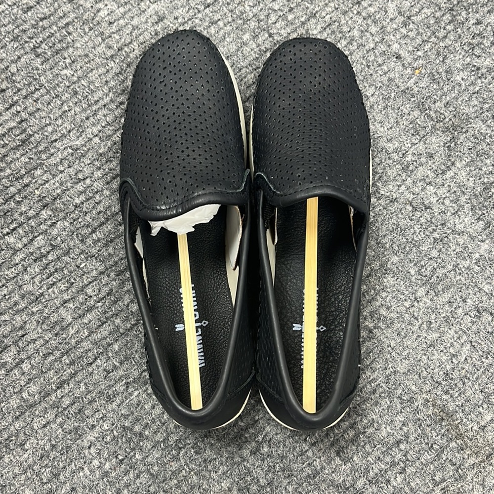 Minnetonka Women’s Pacific Black Loafers (3150) - Picture 4 of 7